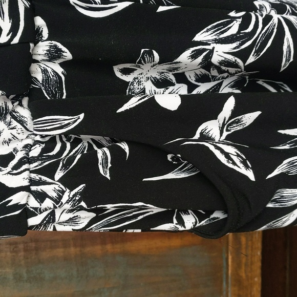 White House Black Market Floral Romper w/ Pockets - 4 - Picture 4 of 8